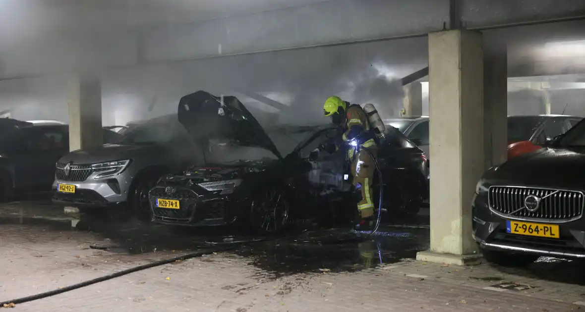 Industriebrand verwoest voertuigen in garage - Foto 18