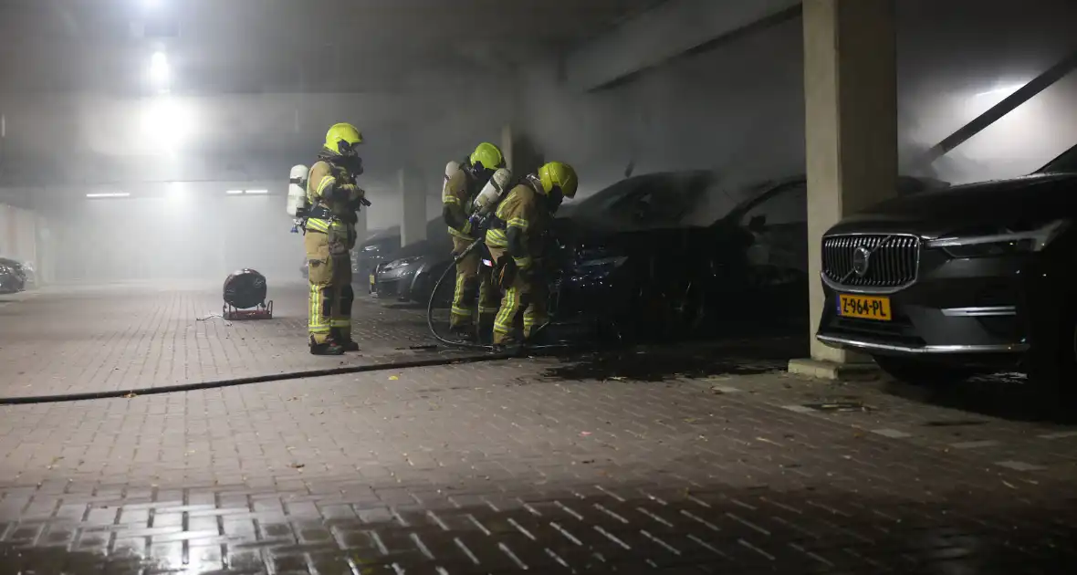 Industriebrand verwoest voertuigen in garage - Foto 2