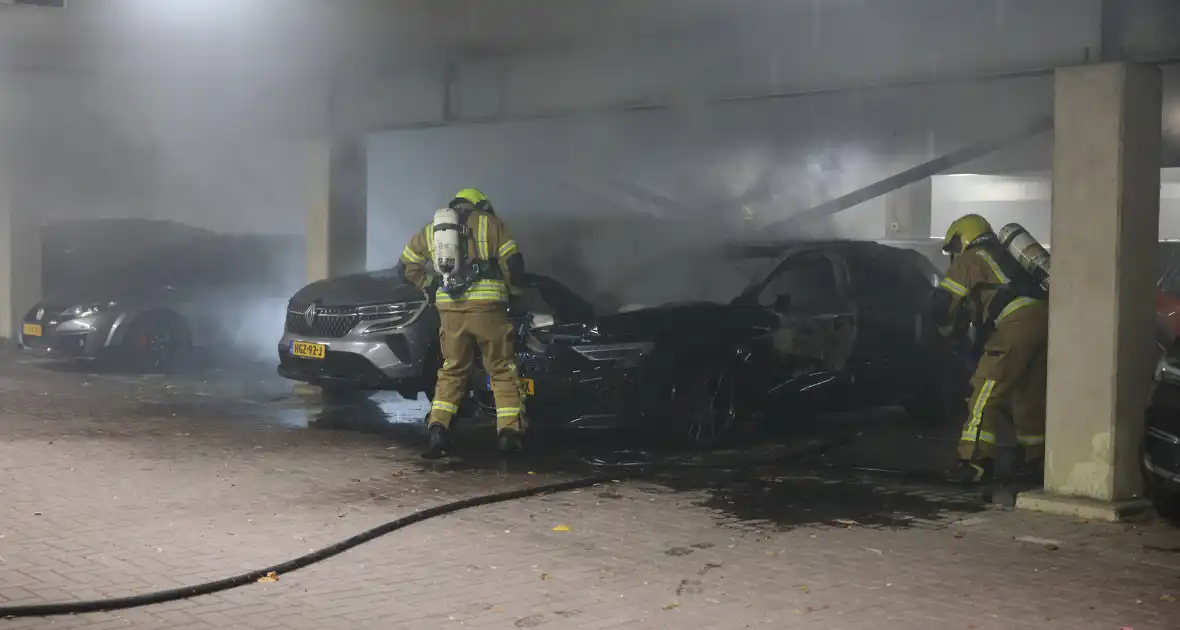 Industriebrand verwoest voertuigen in garage - Foto 3