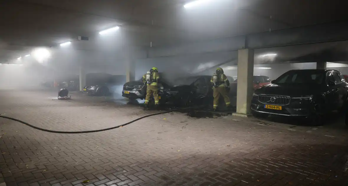 Industriebrand verwoest voertuigen in garage - Foto 4