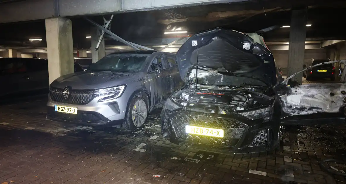 Industriebrand verwoest voertuigen in garage - Foto 7