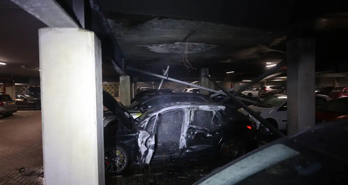 Industriebrand verwoest voertuigen in garage - Foto 9