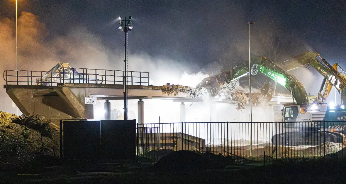 Sloop van viaduct Slagmolen over rijksweg - Foto 1
