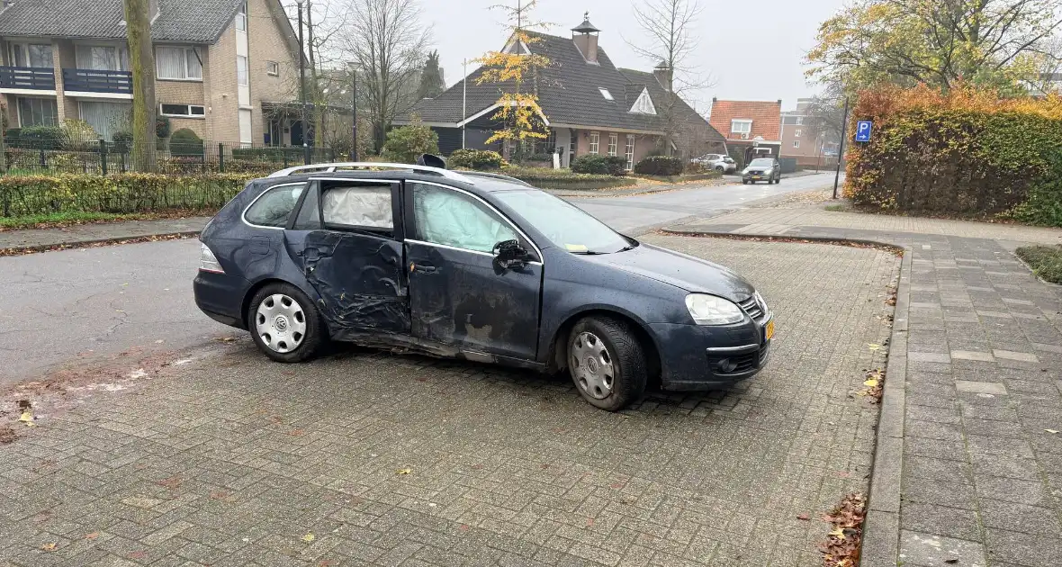 Auto crasht tegen boom via middenberm, schade fors