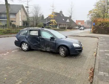 Auto crasht tegen boom via middenberm, schade fors