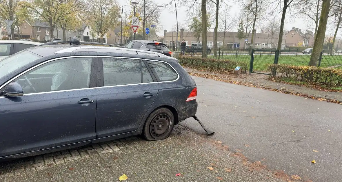 Auto crasht tegen boom via middenberm, schade fors - Foto 1