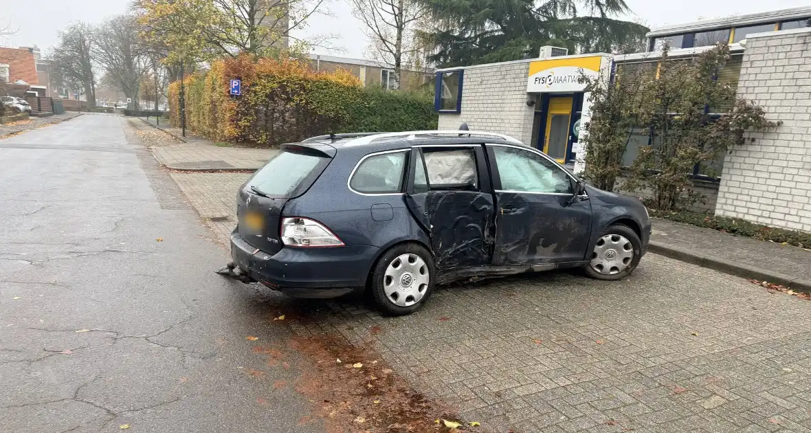 Auto crasht tegen boom via middenberm, schade fors - Foto 2