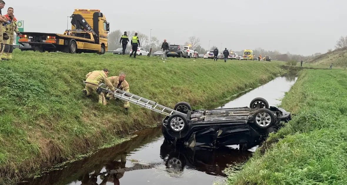 Auto belandt op kop in sloot, bestuurder gewond naar ziekenhuis