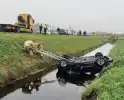 Auto belandt op kop in sloot, bestuurder gewond naar ziekenhuis