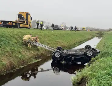 Auto belandt op kop in sloot, bestuurder gewond naar ziekenhuis
