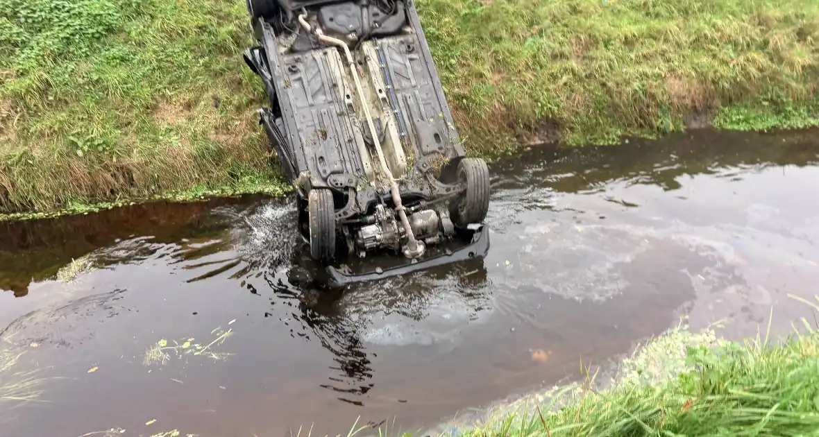 Auto belandt op kop in sloot, bestuurder gewond naar ziekenhuis - Foto 1