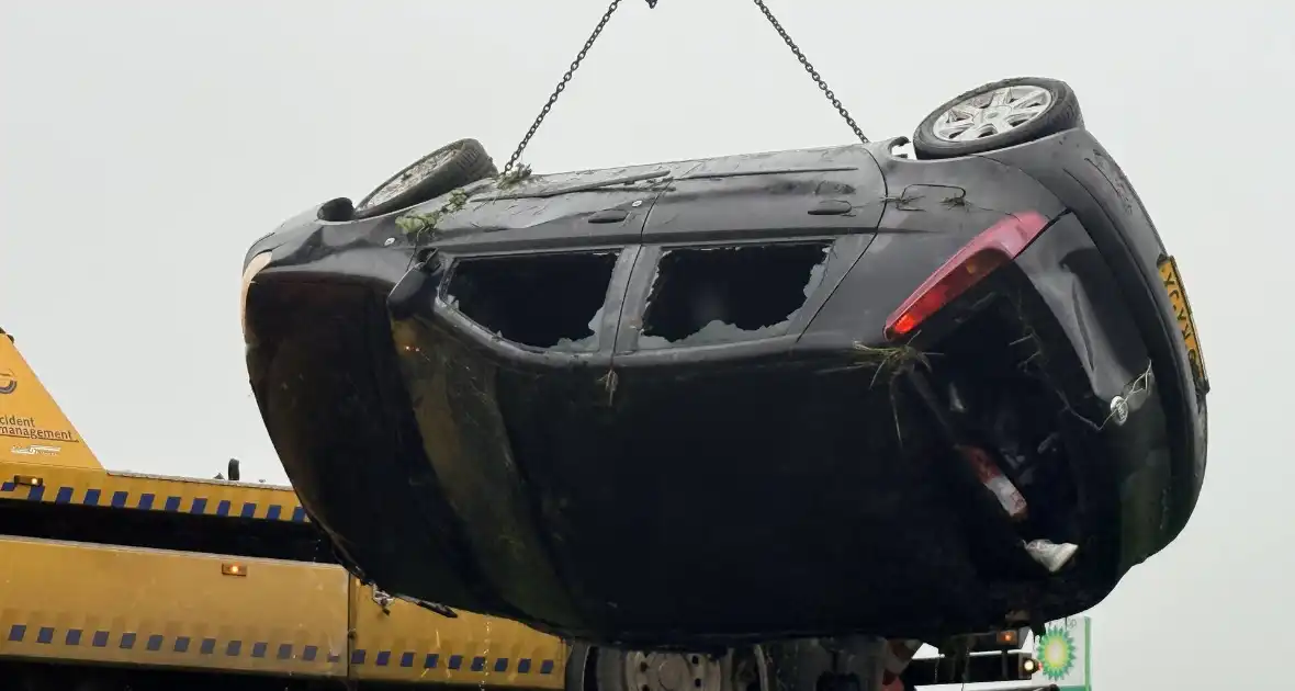 Auto belandt op kop in sloot, bestuurder gewond naar ziekenhuis - Foto 10