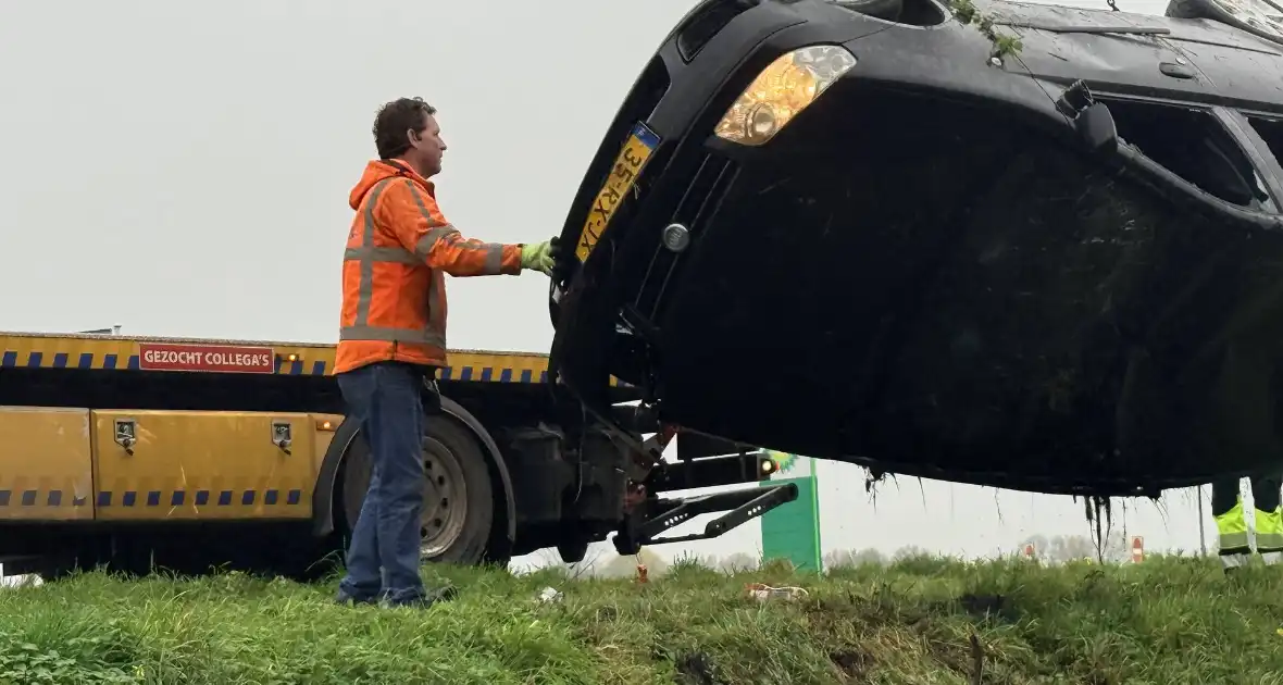 Auto belandt op kop in sloot, bestuurder gewond naar ziekenhuis - Foto 11