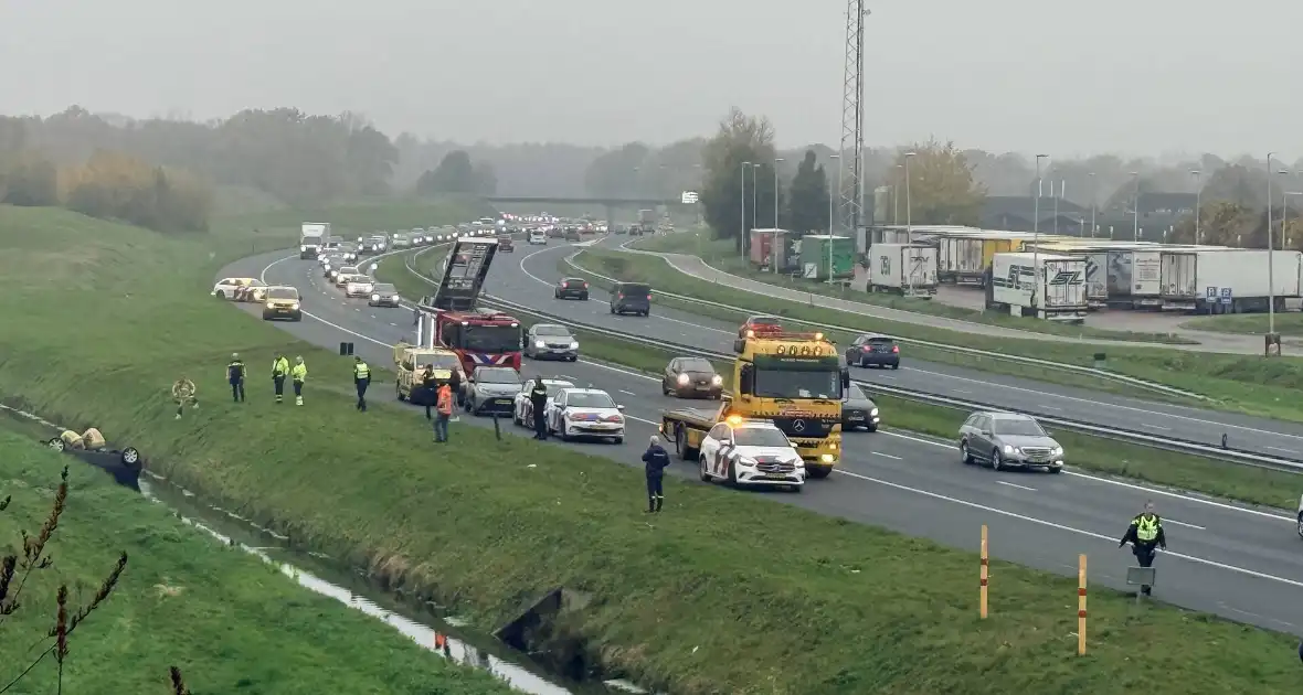 Auto belandt op kop in sloot, bestuurder gewond naar ziekenhuis - Foto 12