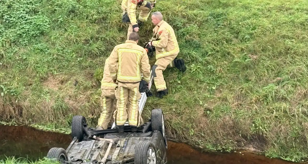 Auto belandt op kop in sloot, bestuurder gewond naar ziekenhuis - Foto 13