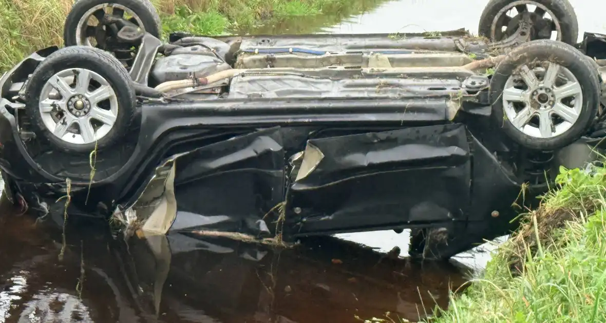 Auto belandt op kop in sloot, bestuurder gewond naar ziekenhuis - Foto 14