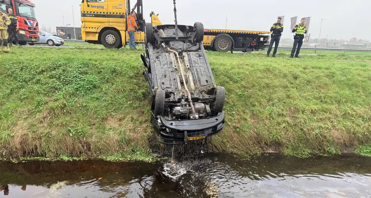 Auto belandt op kop in sloot, bestuurder gewond naar ziekenhuis - Foto 2