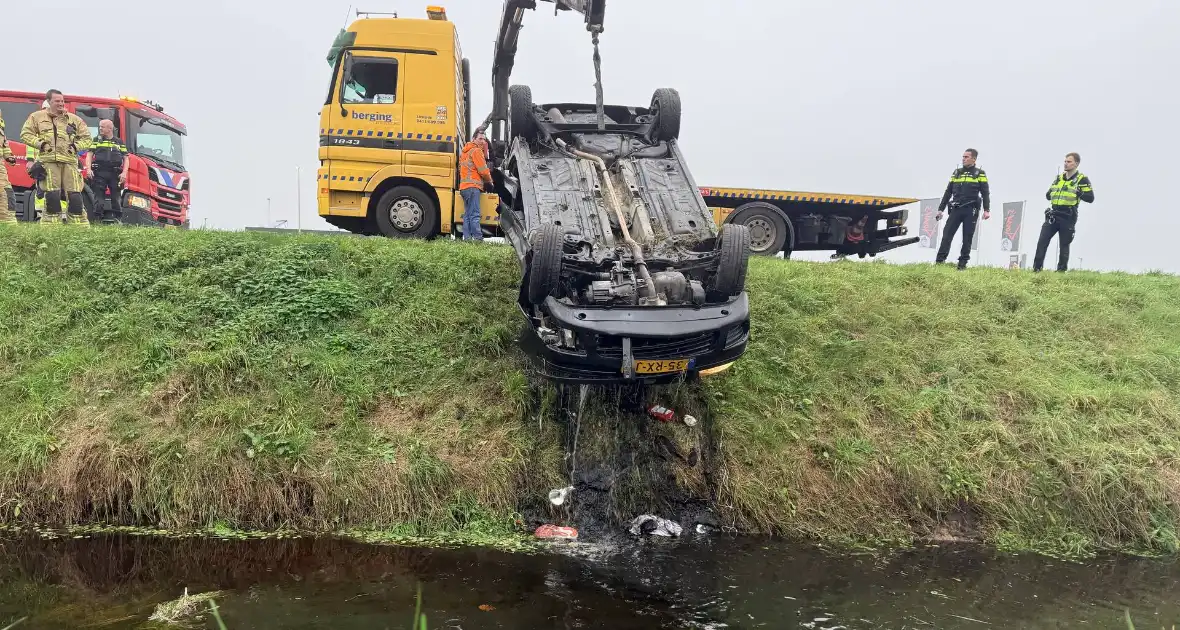 Auto belandt op kop in sloot, bestuurder gewond naar ziekenhuis - Foto 3