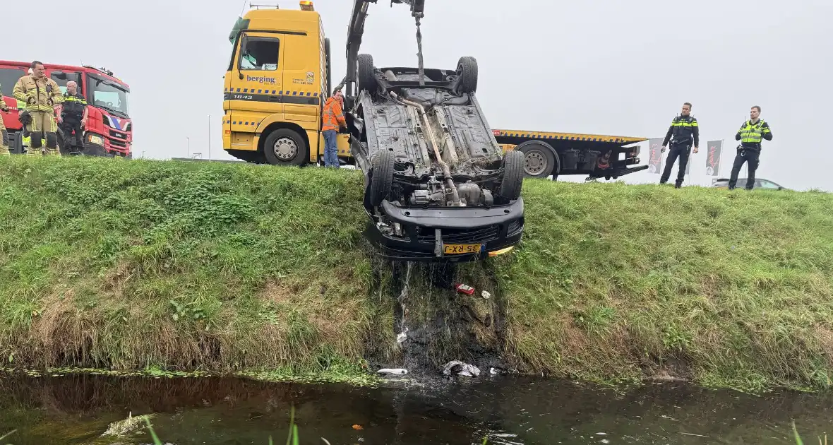 Auto belandt op kop in sloot, bestuurder gewond naar ziekenhuis - Foto 4