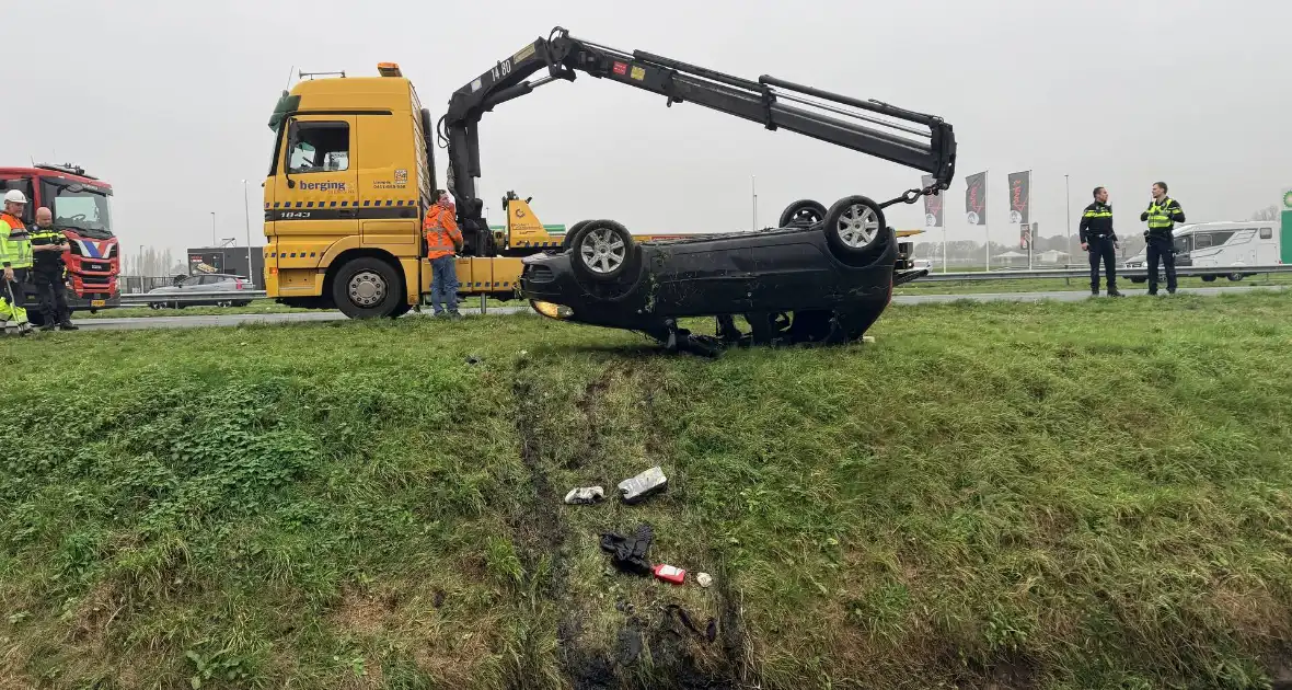 Auto belandt op kop in sloot, bestuurder gewond naar ziekenhuis - Foto 5
