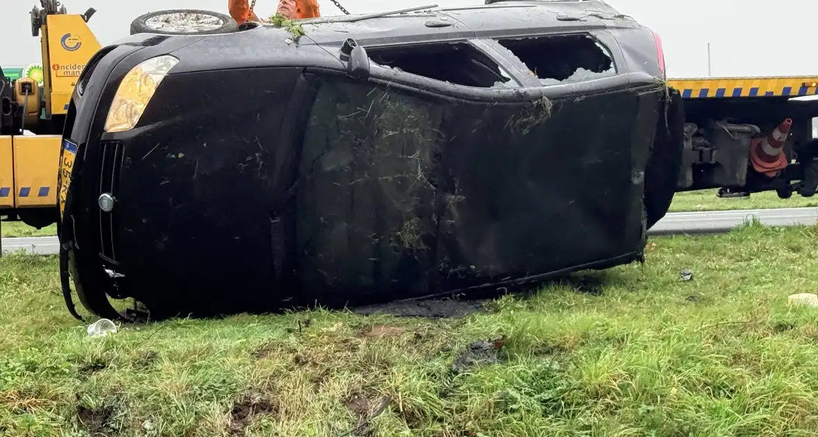 Auto belandt op kop in sloot, bestuurder gewond naar ziekenhuis - Foto 7
