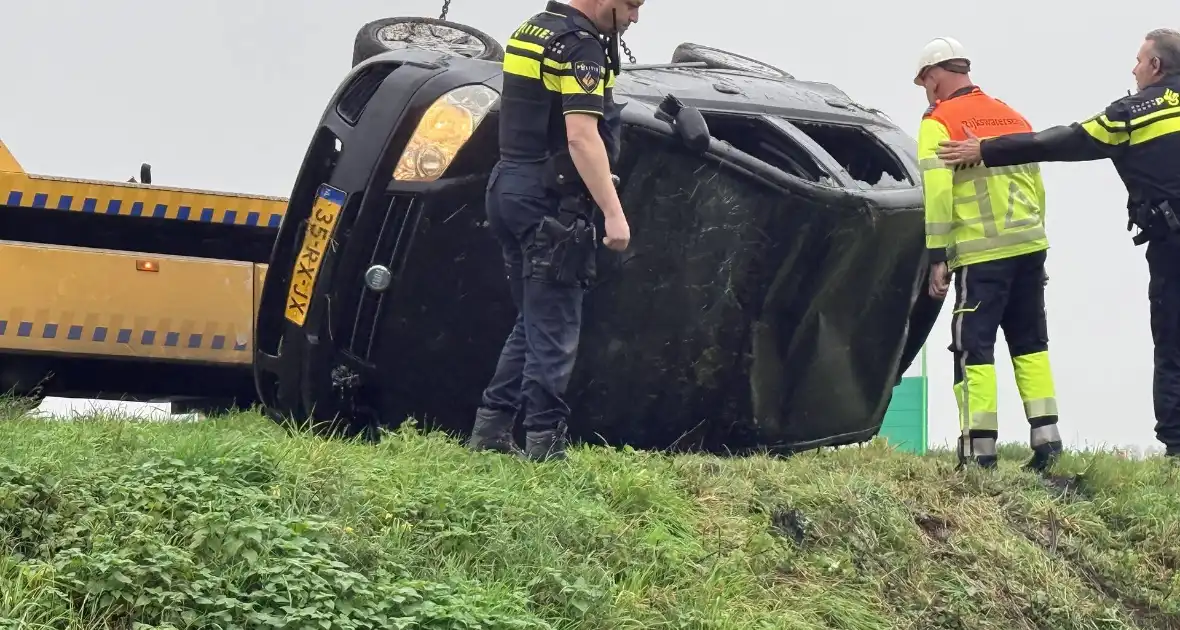 Auto belandt op kop in sloot, bestuurder gewond naar ziekenhuis - Foto 8