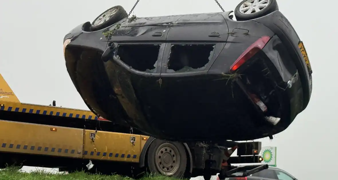 Auto belandt op kop in sloot, bestuurder gewond naar ziekenhuis - Foto 9