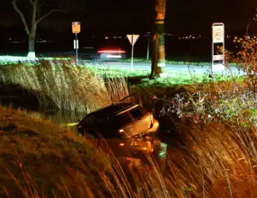Auto komt in sloot terecht bij ongeval