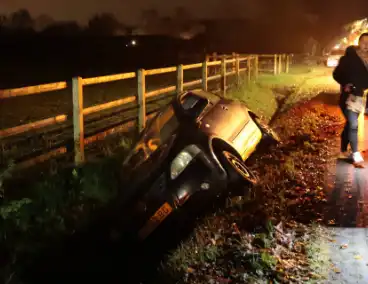 Auto raakt te water in ongeval