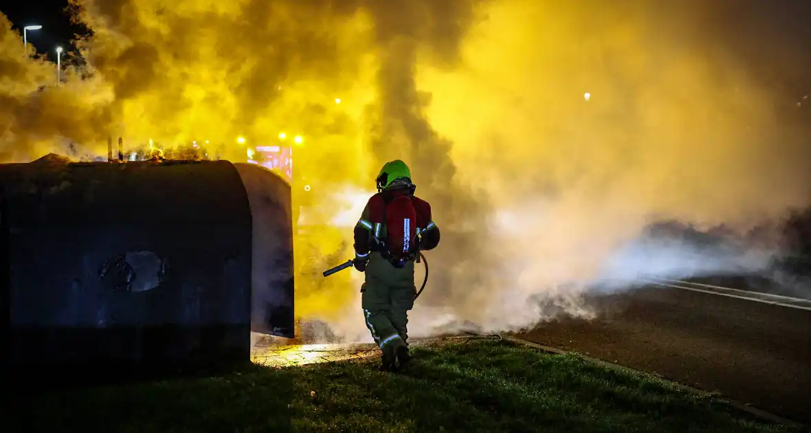 Brand in kledingcontainer veroorzaakt rookwolken