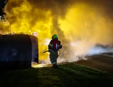 Brand in kledingcontainer veroorzaakt rookwolken