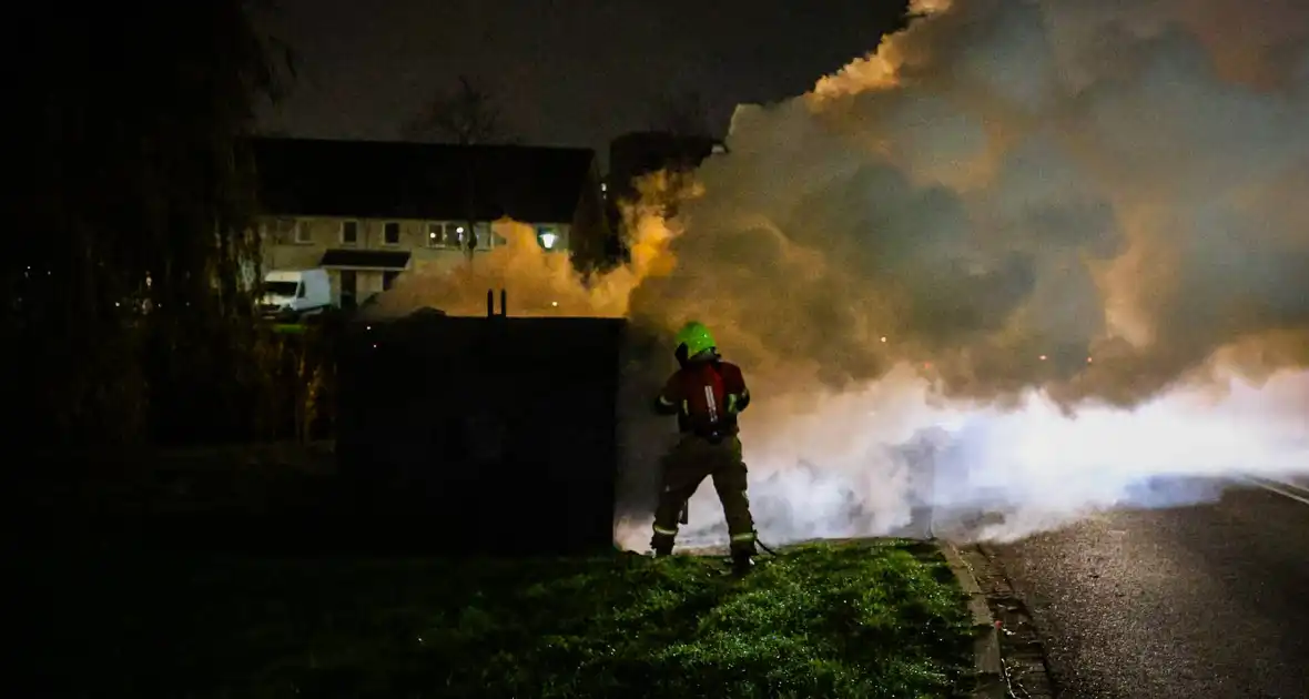 Brand in kledingcontainer veroorzaakt rookwolken - Foto 10