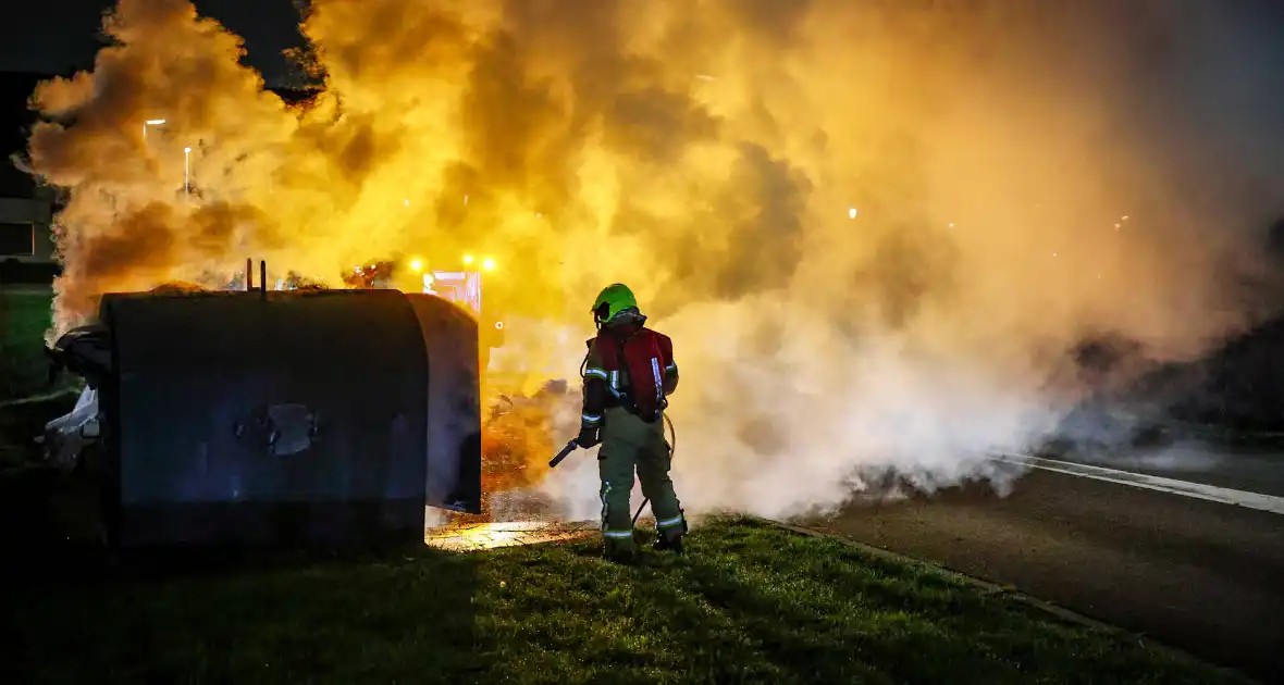 Brand in kledingcontainer veroorzaakt rookwolken - Foto 11
