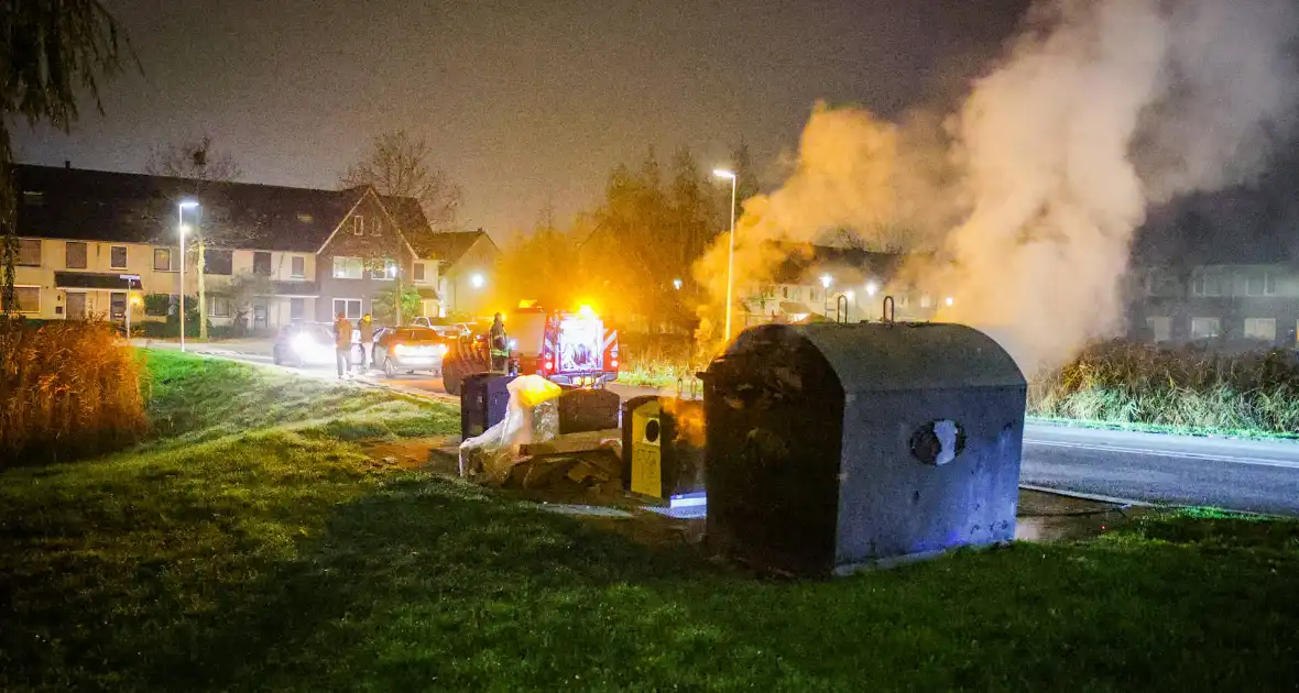Brand in kledingcontainer veroorzaakt rookwolken - Foto 14