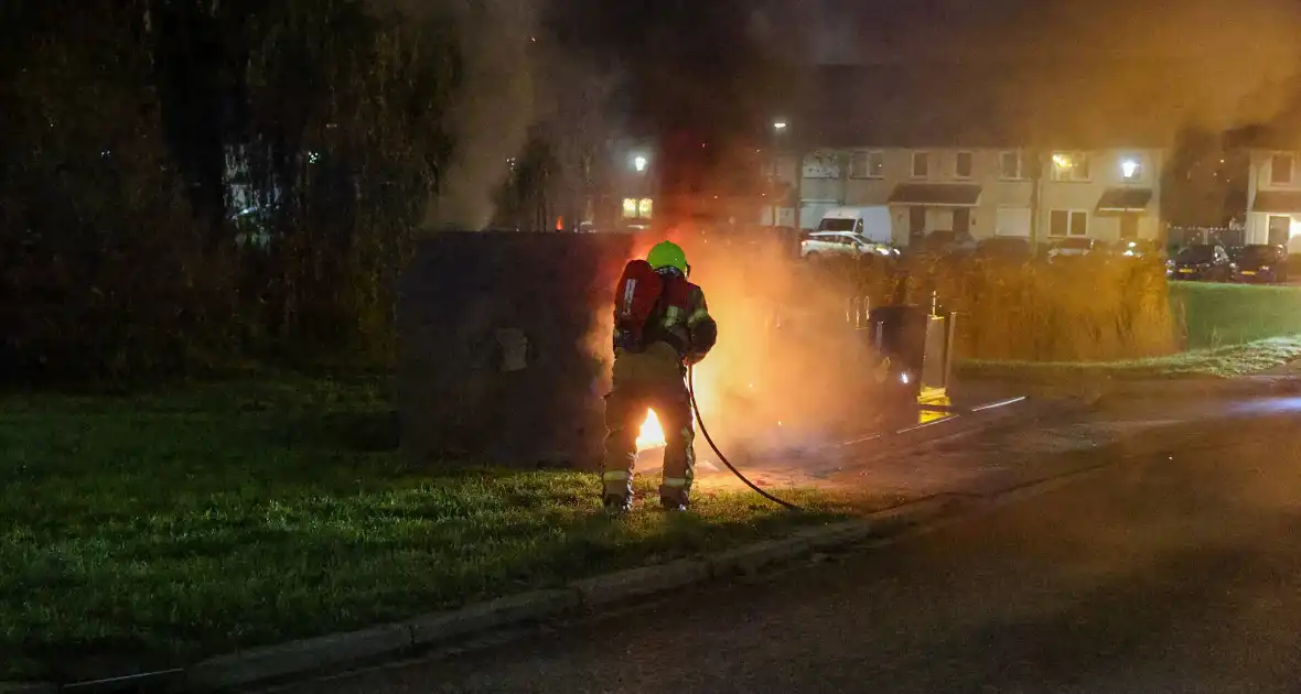 Brand in kledingcontainer veroorzaakt rookwolken - Foto 15