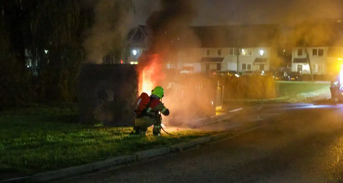 Brand in kledingcontainer veroorzaakt rookwolken - Foto 16