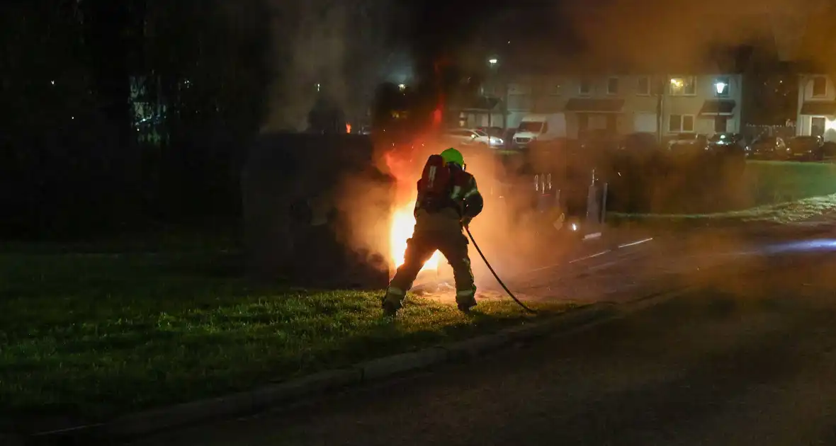 Brand in kledingcontainer veroorzaakt rookwolken - Foto 18