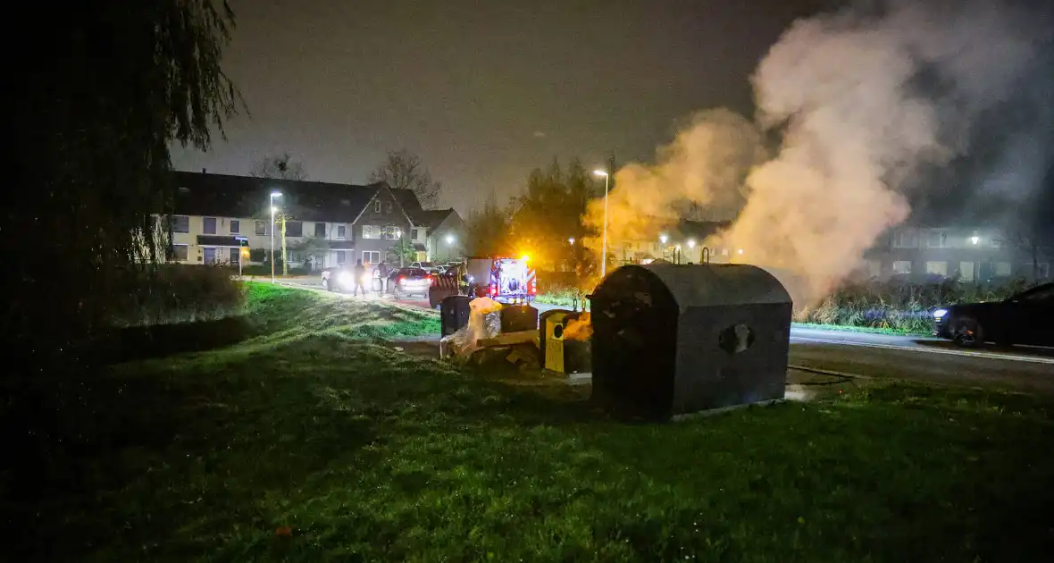 Brand in kledingcontainer veroorzaakt rookwolken - Foto 3