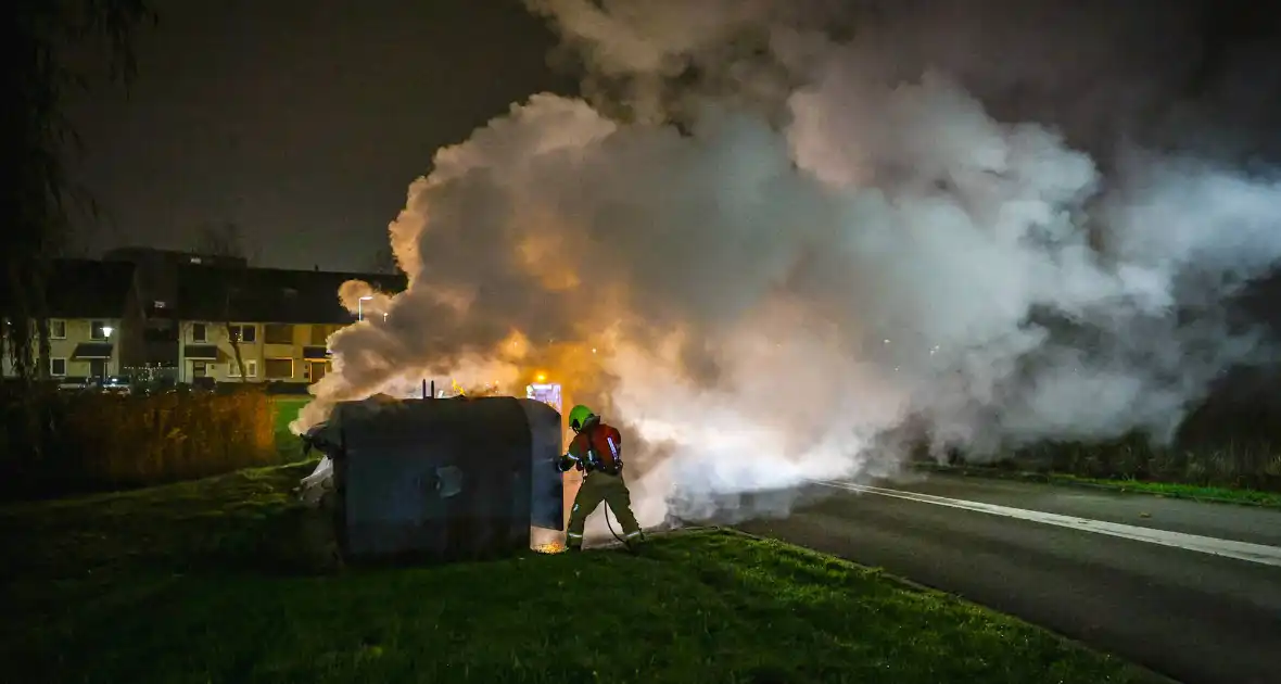 Brand in kledingcontainer veroorzaakt rookwolken - Foto 4