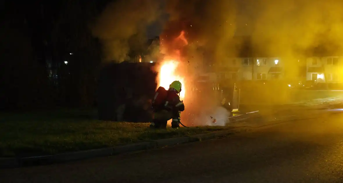 Brand in kledingcontainer veroorzaakt rookwolken - Foto 6