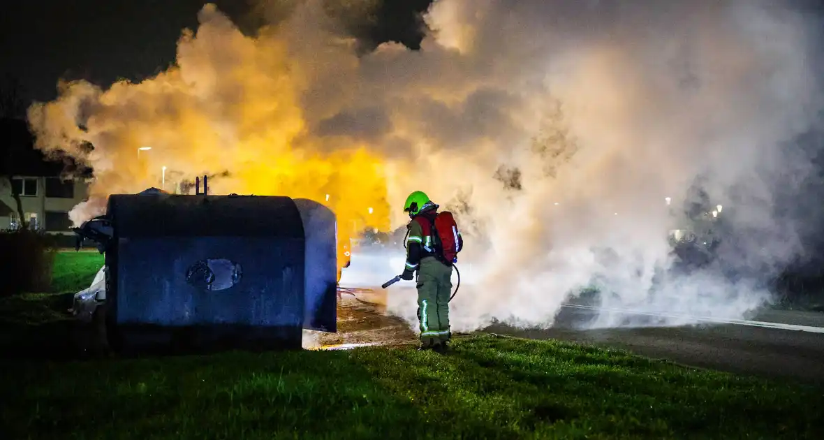 Brand in kledingcontainer veroorzaakt rookwolken - Foto 7