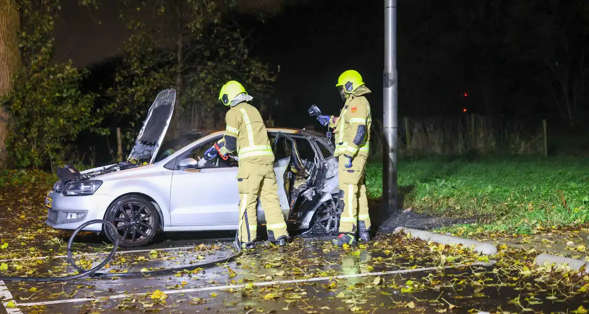 Auto volledig uitgebrand tijdens brandincident - Foto 1