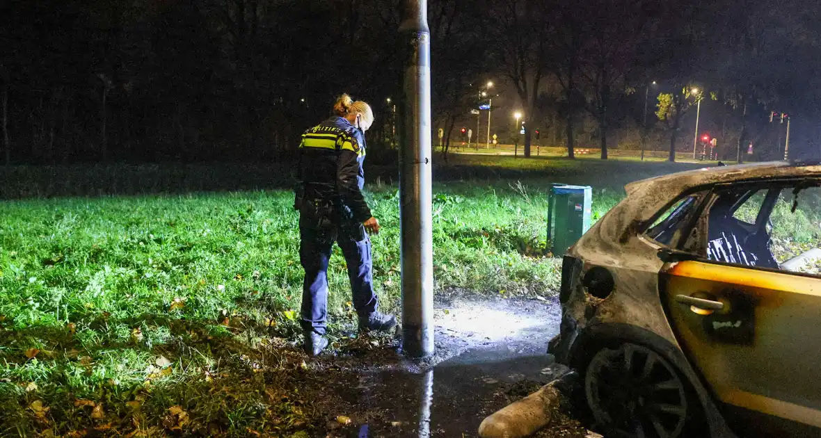 Auto volledig uitgebrand tijdens brandincident - Foto 11