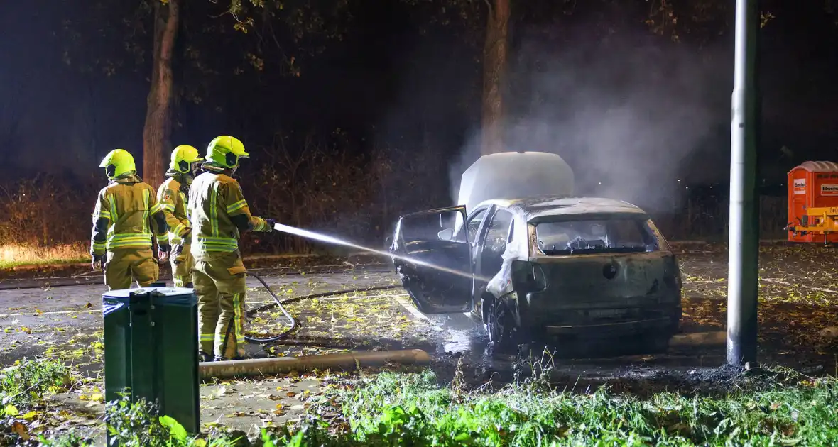 Auto volledig uitgebrand tijdens brandincident - Foto 12