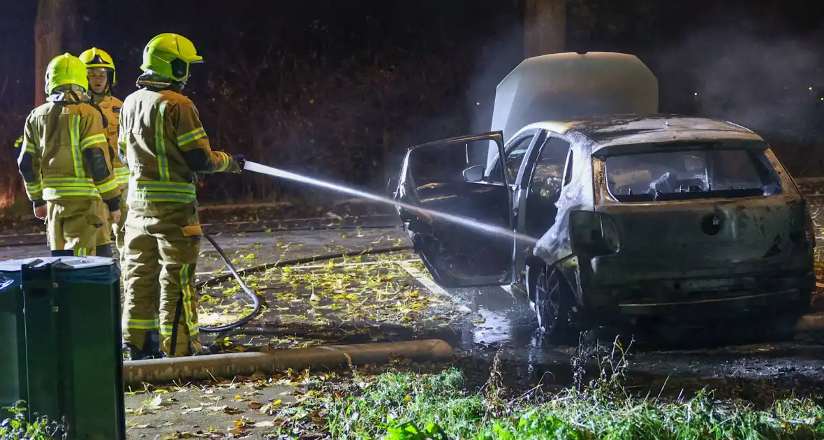Auto volledig uitgebrand tijdens brandincident - Foto 13