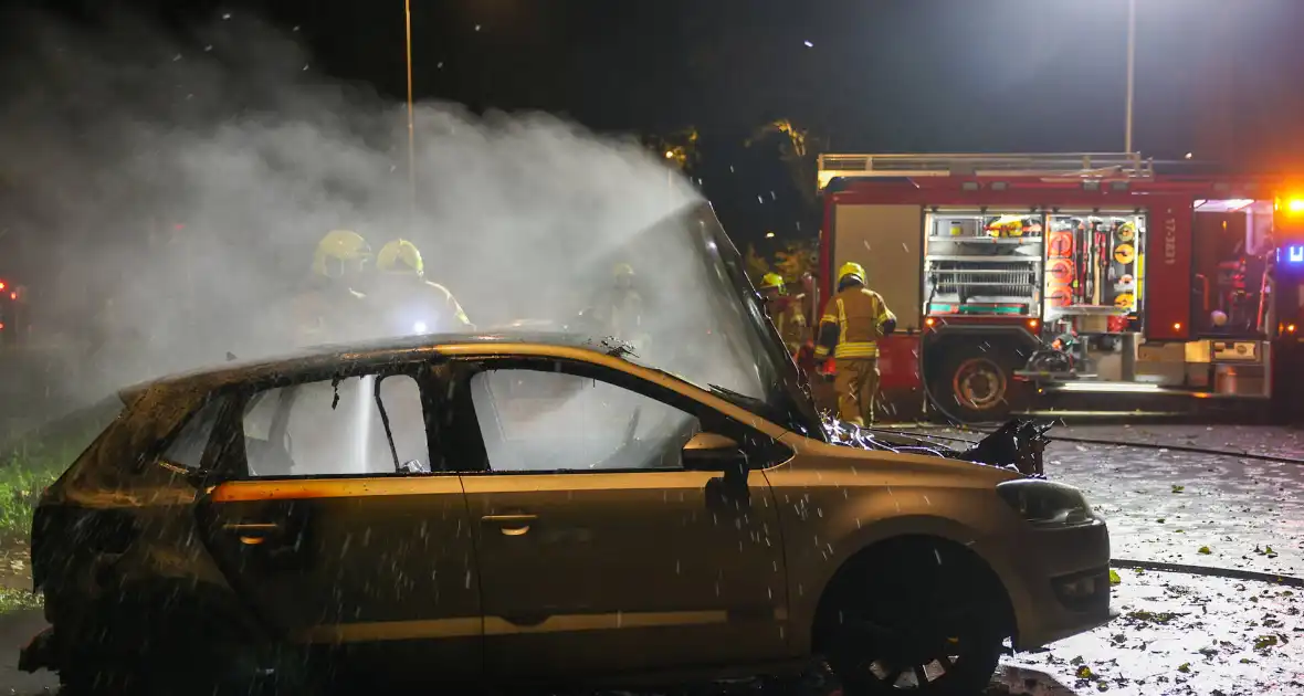Auto volledig uitgebrand tijdens brandincident - Foto 14