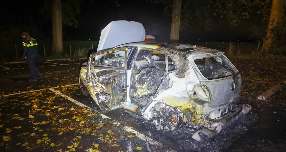 Auto volledig uitgebrand tijdens brandincident - Foto 15