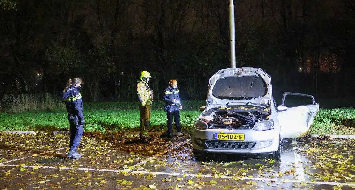 Auto volledig uitgebrand tijdens brandincident - Foto 16