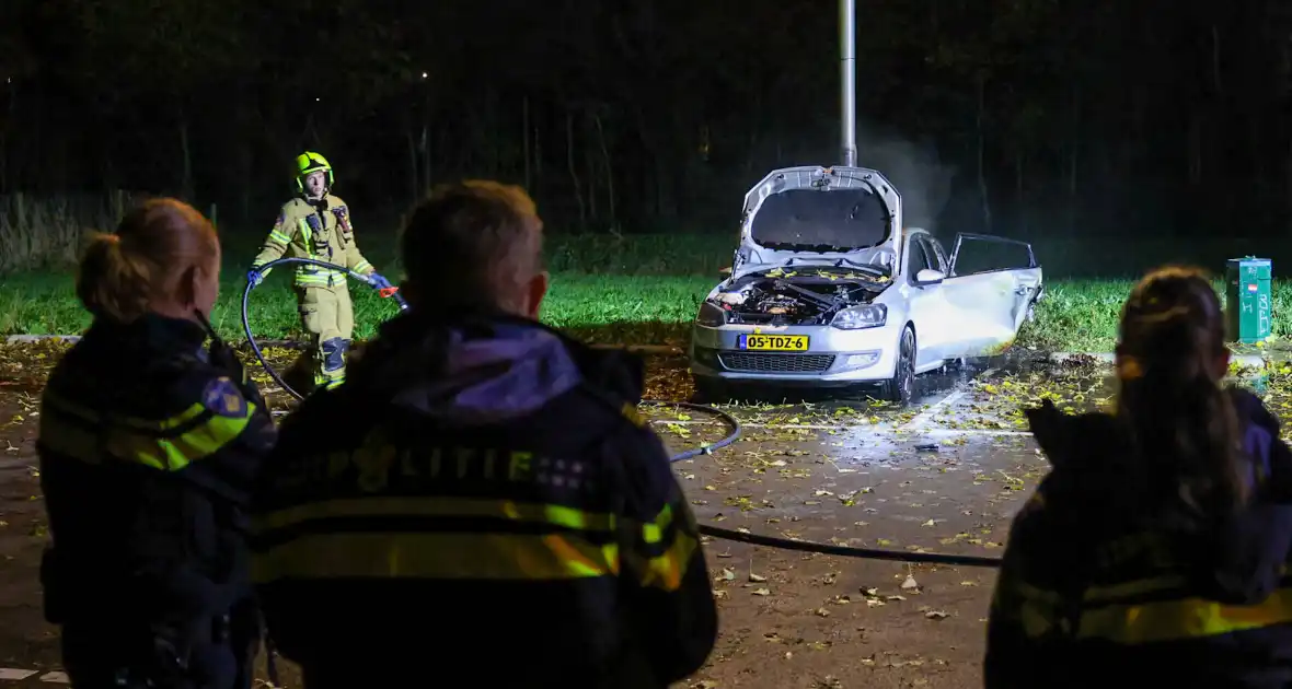Auto volledig uitgebrand tijdens brandincident - Foto 2