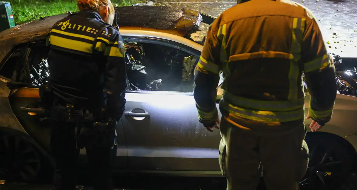 Auto volledig uitgebrand tijdens brandincident - Foto 3